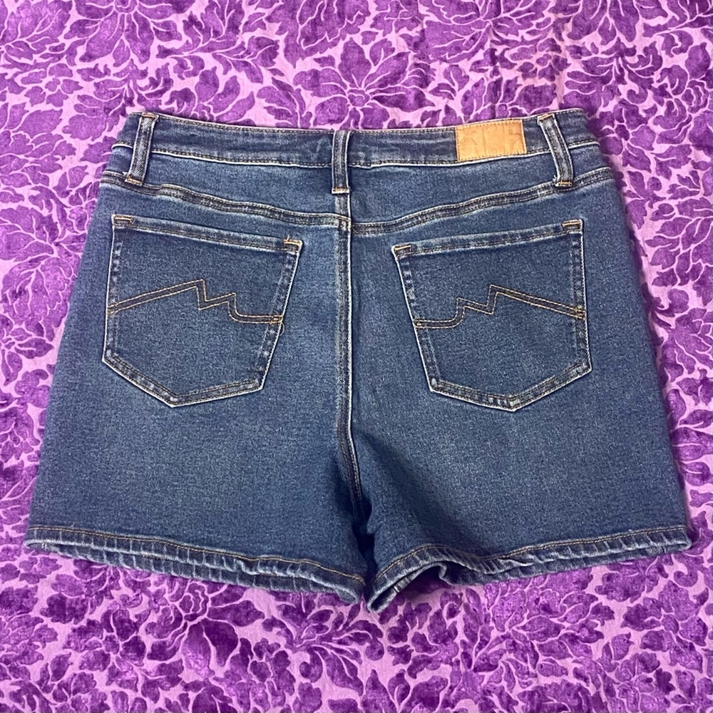 Max Studio dark wash jean shorts. Size 14